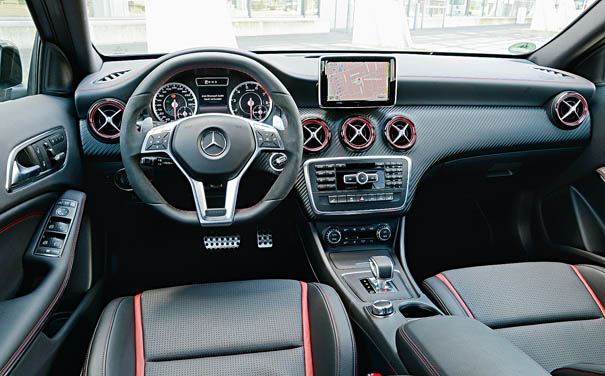 Mercedes-Benz_A45_AMG_salon