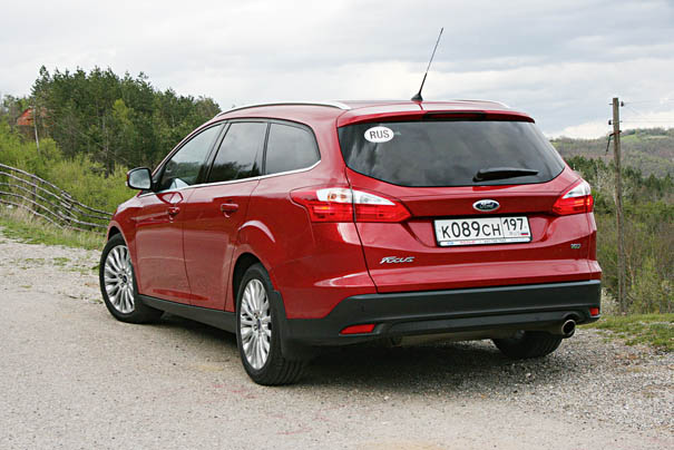 Ford_Focus-Wagon_zad