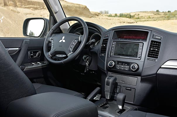 Mitsubishi Pajero salon 1