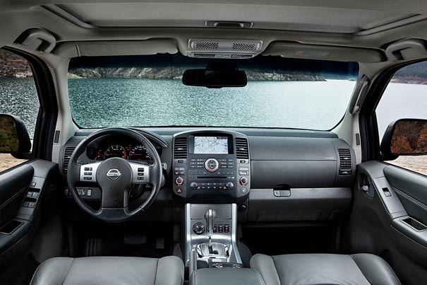 Nissan Pathfinder saloon 1