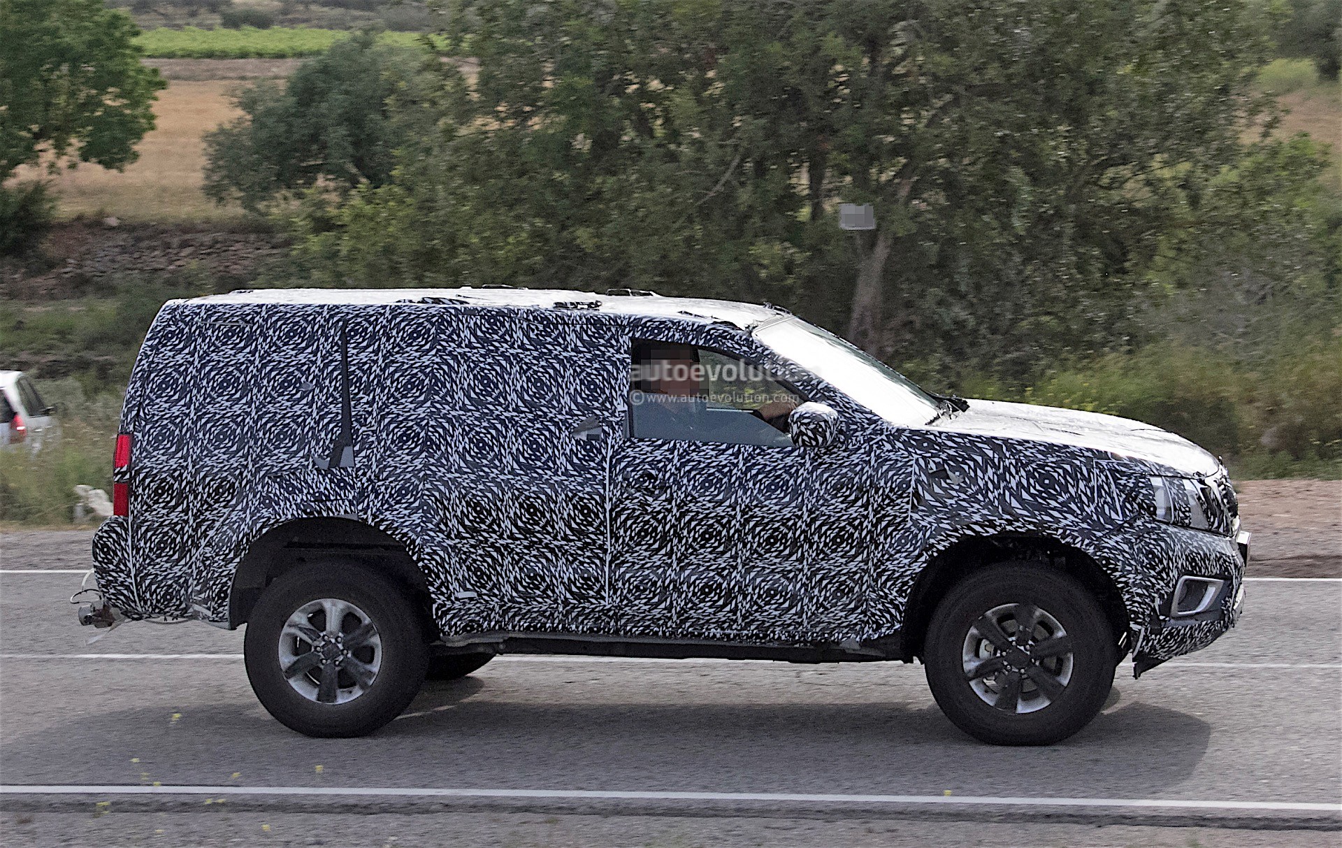 Nissan тестирует новый внедорожник, построенный на базе пикапа Navara