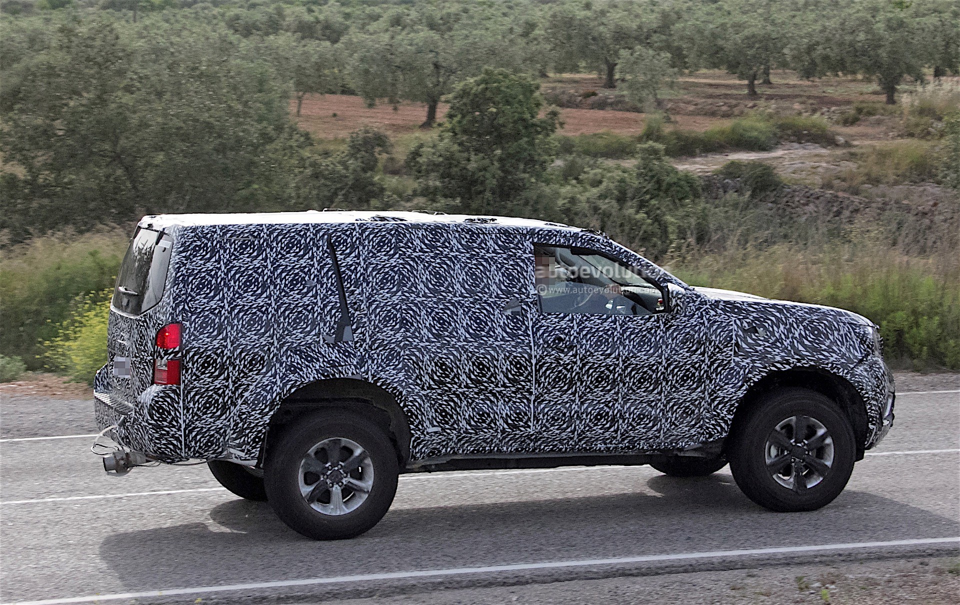 Nissan тестирует новый внедорожник, построенный на базе пикапа Navara
