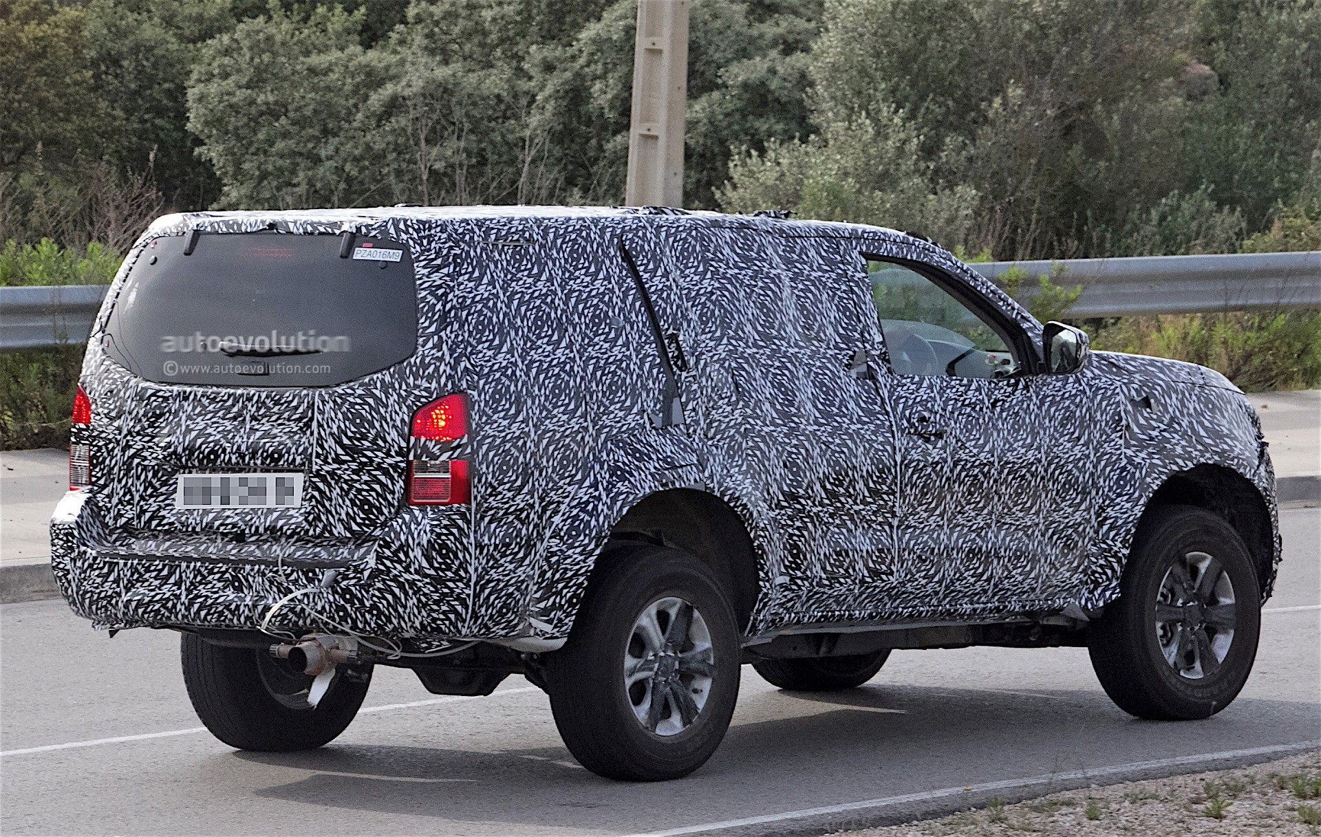 Nissan тестирует новый внедорожник, построенный на базе пикапа Navara