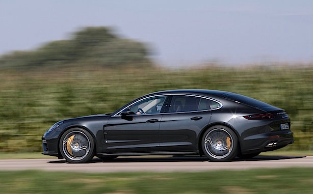 Пневмоподвеска, которая в базовой версии устанавливается только на “Panamera Turbo”, позволяет увеличивать дорожный просвет на два сантиметра. На столько же можно опустить заднюю ось, тогда как уровень передней занижается на 2,8 см