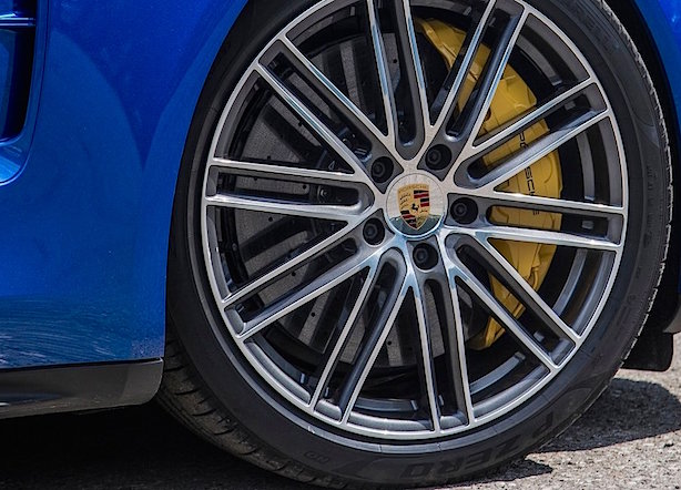 Желтые суппорты – признак легких керамических тормозов “Porsche Ceramic Composite Brake”