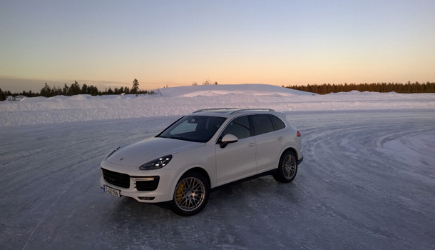 "Porsche Cayenne Turbo S" и "GTS": проверка в скольжении