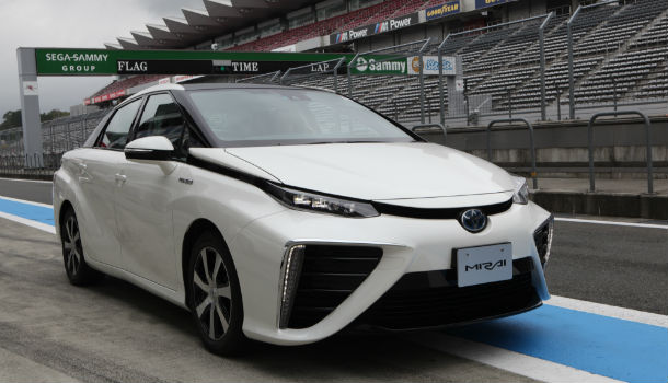 Выпускаем пар с Toyota Mirai