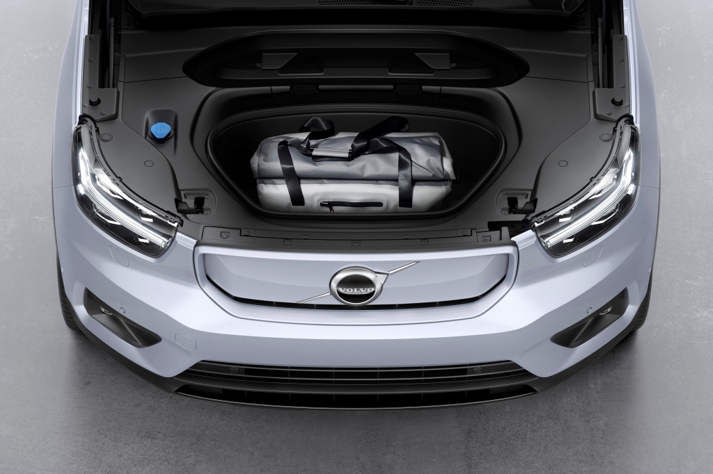 259196_Volvo_XC40_Recharge_P8_AWD_in_Glacier_Silver.jpg