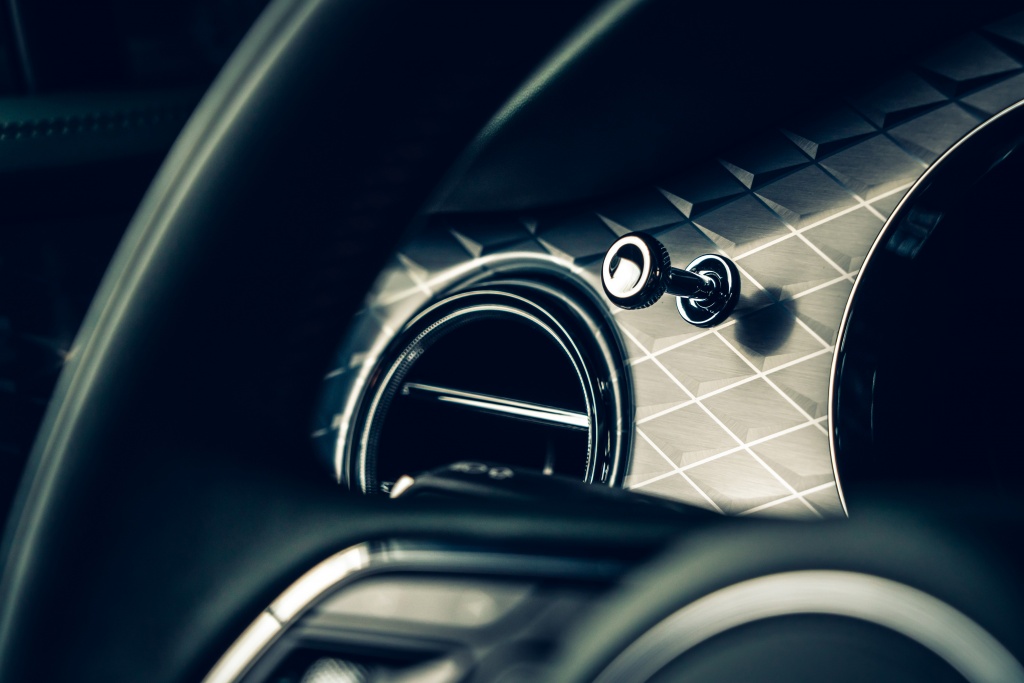 New Bentayga - Alpine Green - 18.jpg