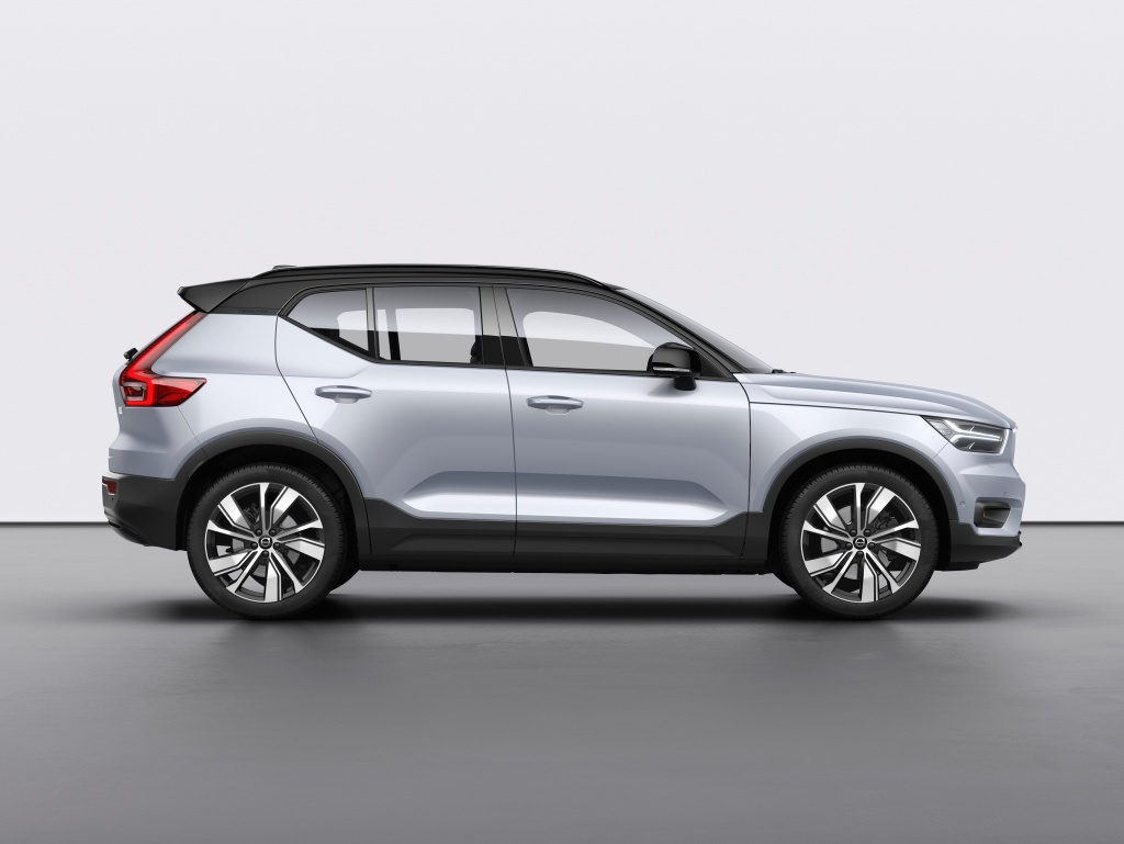 259199_Volvo_XC40_Recharge_P8_AWD_in_Glacier_Silver.jpg