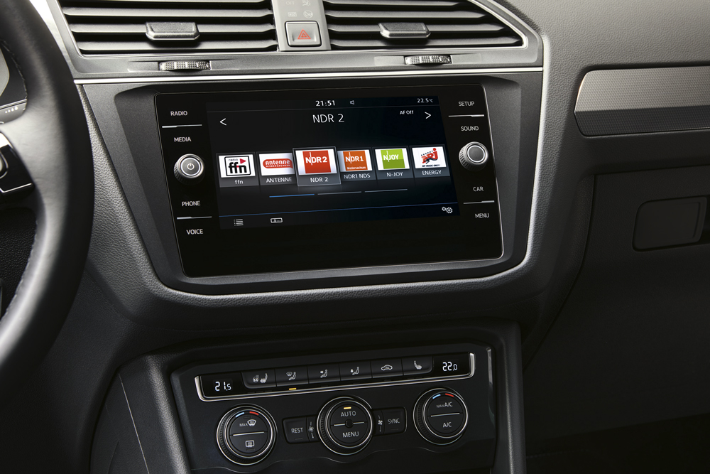 Volkswagen_Tiguan_GO!_Interior_(2).jpg