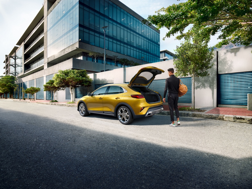 kia_xceed_my20_power_tailgate_static_15477_91075.jpg