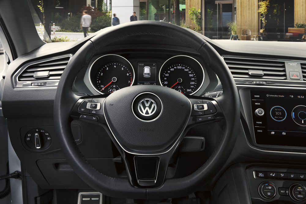 Volkswagen_Tiguan_GO!_Interior_(1).jpg