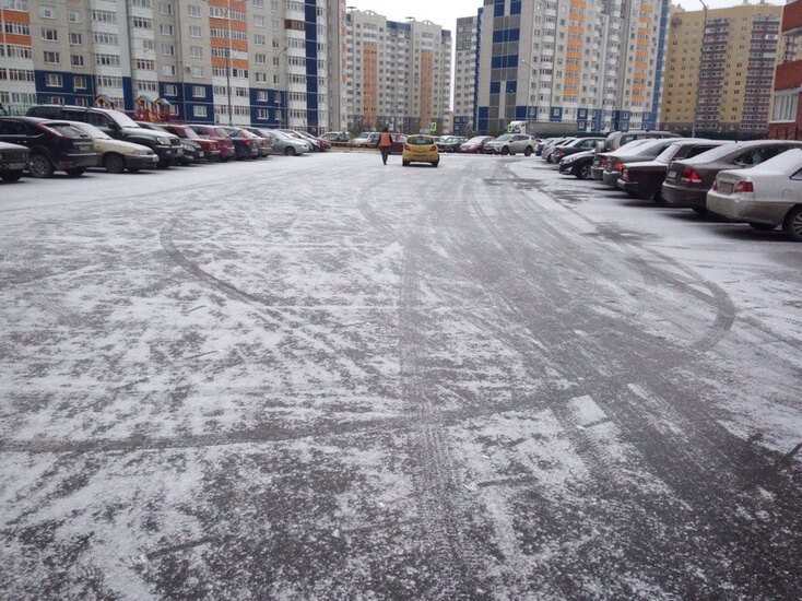 Тюмень на 14 дней. Гололед Тюмень. Парковка дождя мокрого снега без машин. Гололед в Тюмени на Таллинской. Гололед в Тюмени фото.