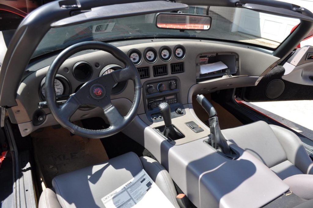 Продан 30-летний Dodge Viper почти без пробега