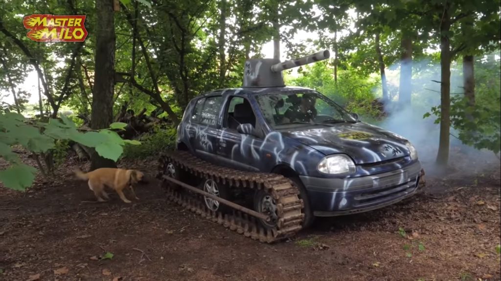 Renault Clio превратили в танк