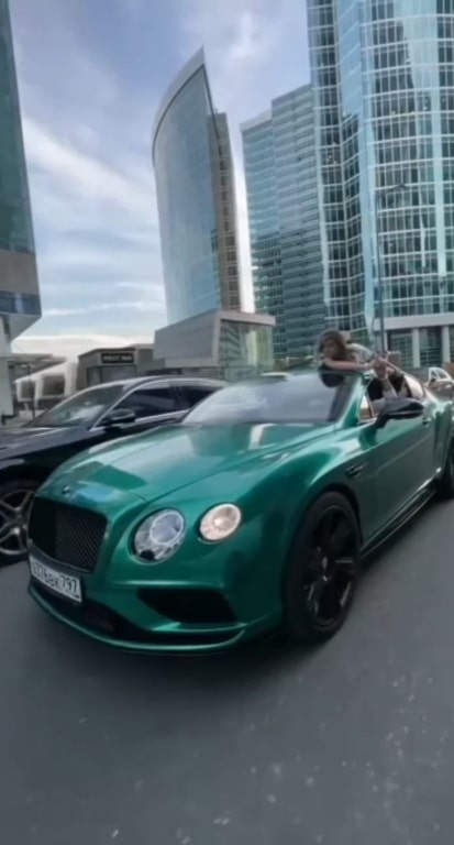 В Москве водителя Bentley оштрафовали за перевозку девушки на крыше