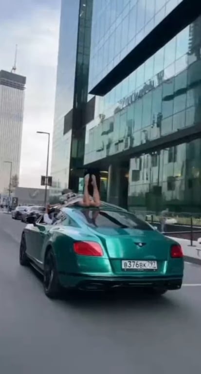 В Москве водителя Bentley оштрафовали за перевозку девушки на крыше