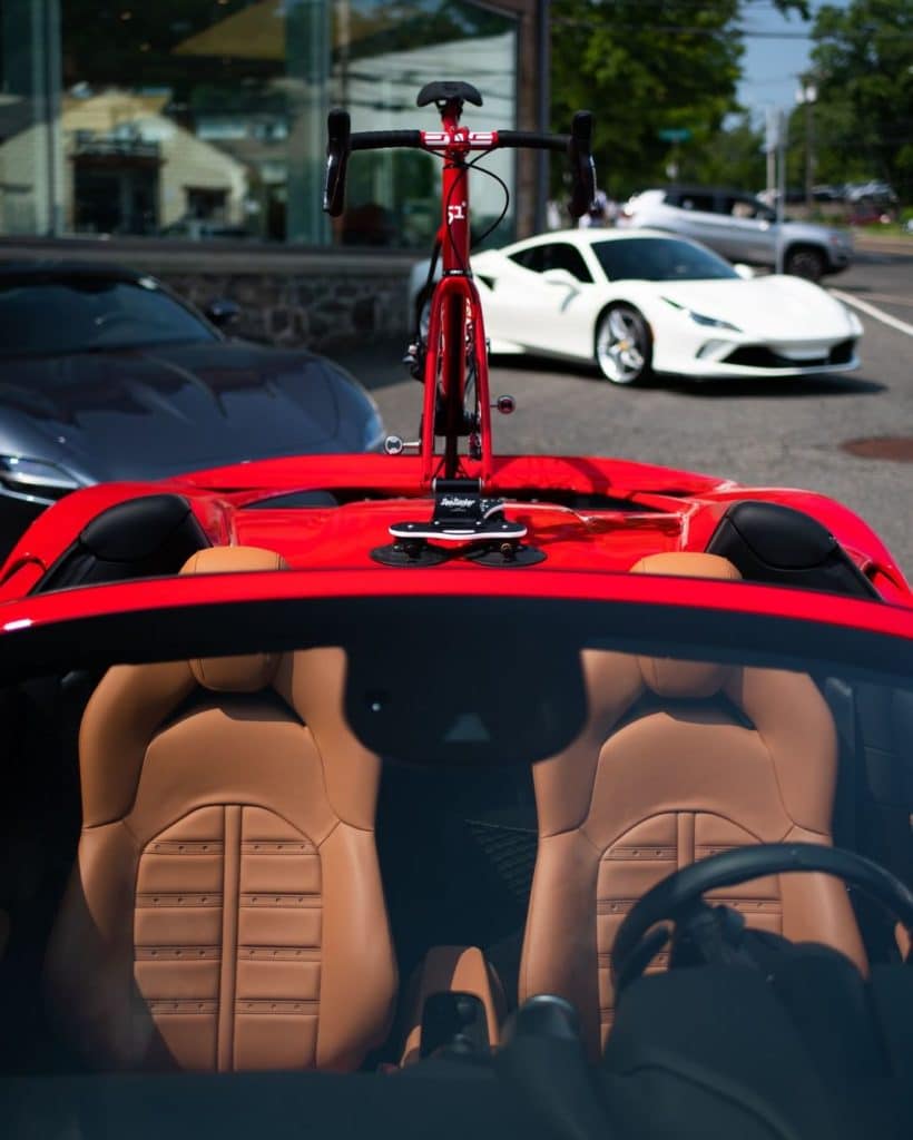 Ferrari F8 Spider приспособили для перевозки велосипеда