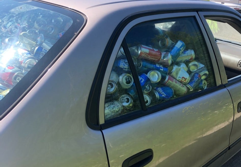Водитель Toyota Corolla решил перевести сотни банок из-под пива в салоне