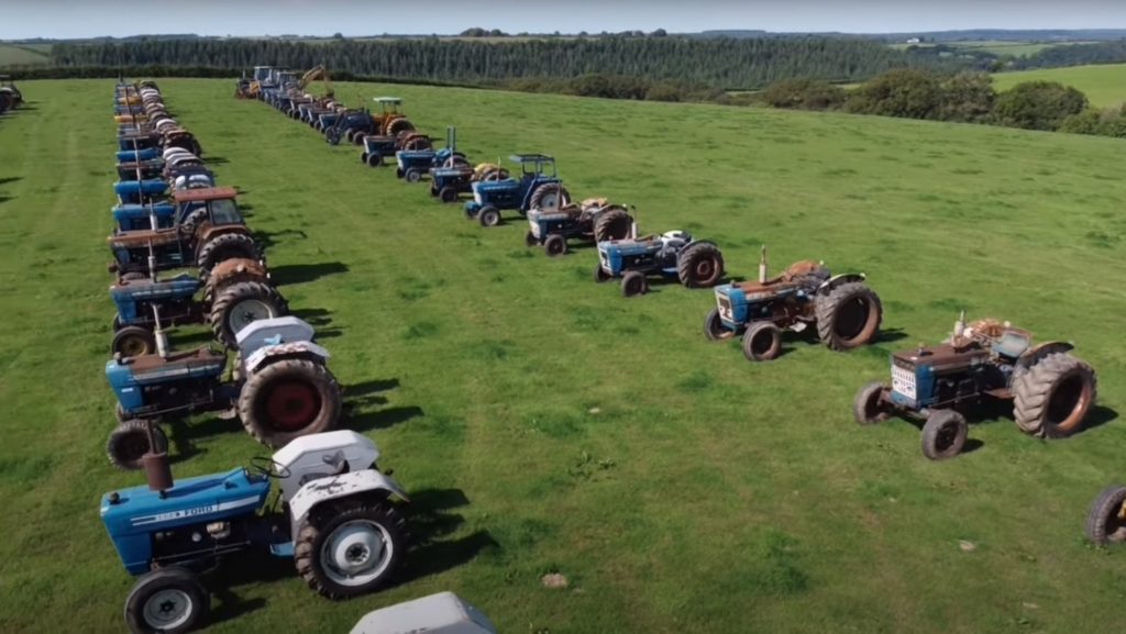 Британец собрал самую большую коллекцию тракторов Ford