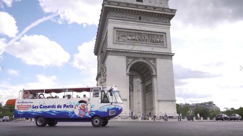 В Париже появился плавающий автобус