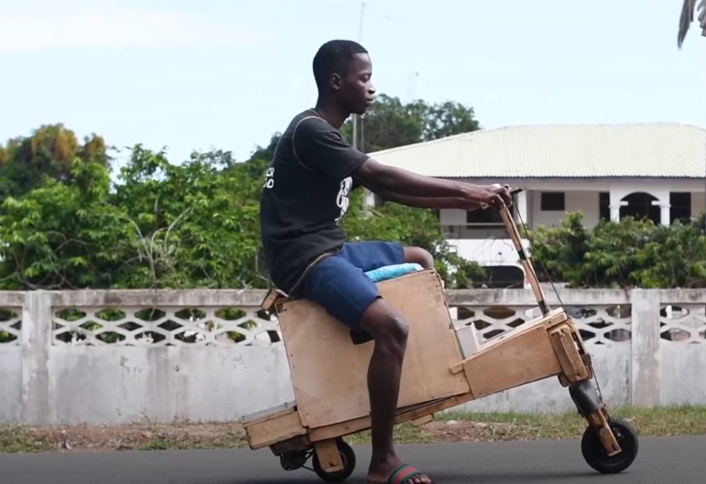 Африканский подросток построил «высокотехнологичный» электроскутер из дерева