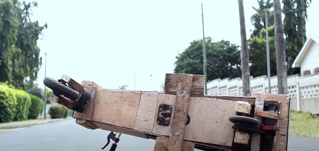Африканский подросток построил «высокотехнологичный» электроскутер из дерева