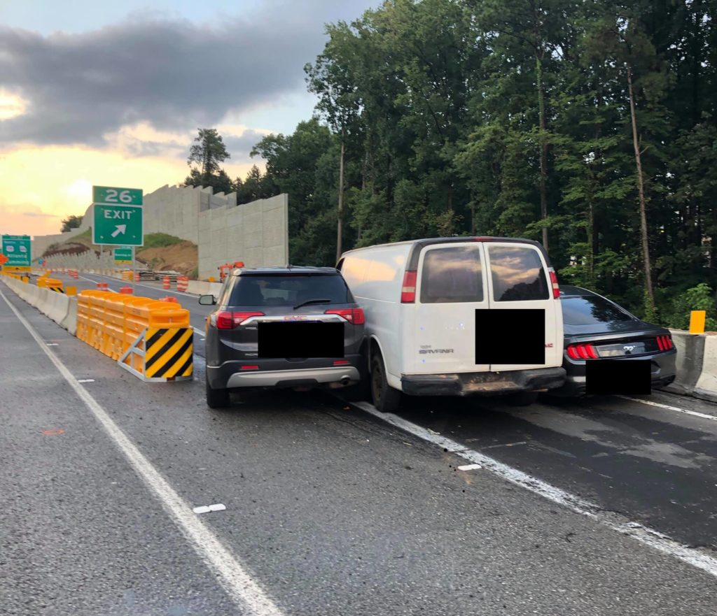 В США на одном из съездов с шоссе застряли сразу три машины