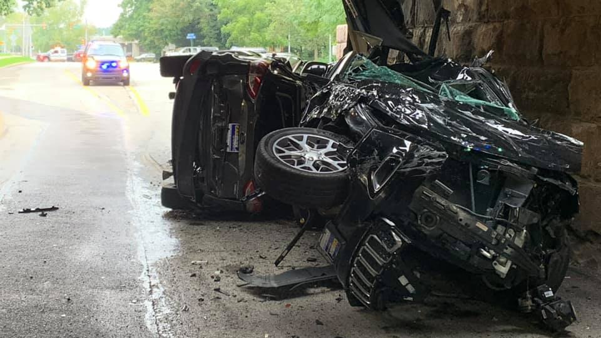 Американский водитель автовоза не учел высоту моста и повредил Ford Escape  и Jeep Grand Cherokee - Автомобильное издание Клаксон. Новости. Новости  сегодня. Последние новости.