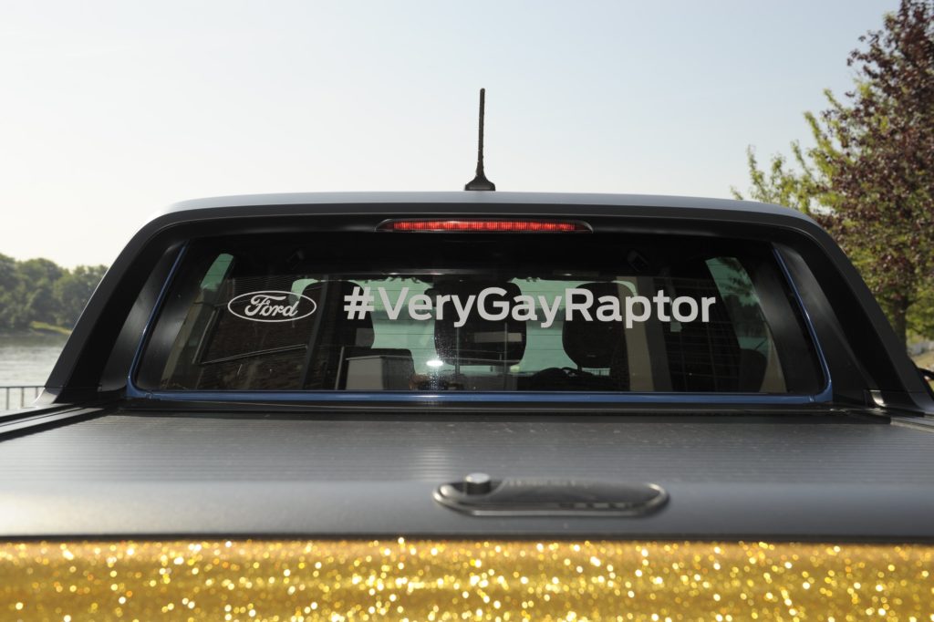 Ford Ranger Raptor получил радужное оформление