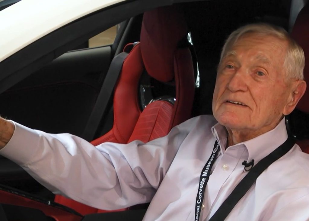 95-летний американец получил Chevrolet Corvette С8 Stingray вне очереди