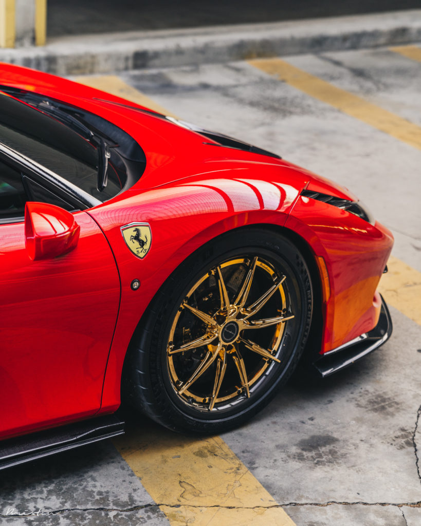 Ferrari F8 Tributo получил золотые колеса