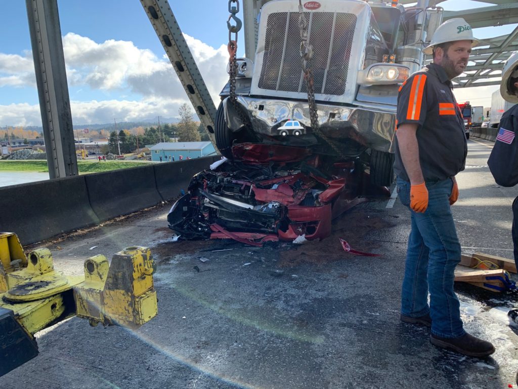 Nissan Altima попала под грузовик, но ее водитель чудом не пострадал