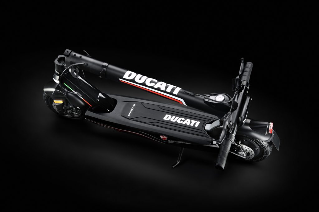 Ducati выпустила свой самый технологичный электросамокат