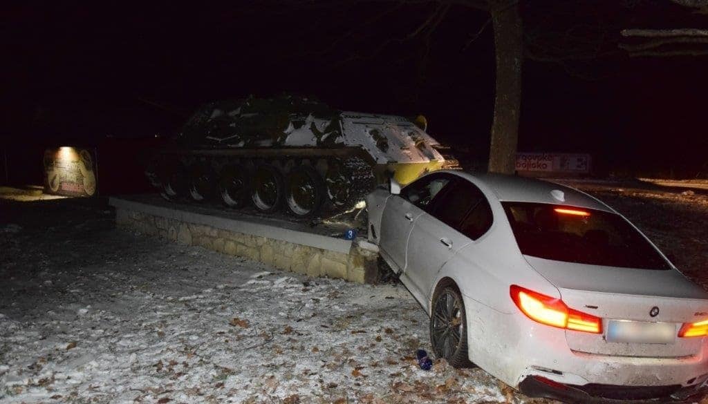 В Словакии столкнулись BMW 5-й серии и танк