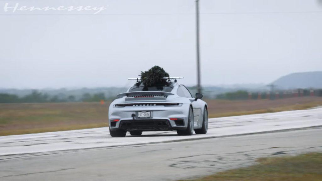 Porsche 911 Turbo S посоревновался в скоростной перевозке елки