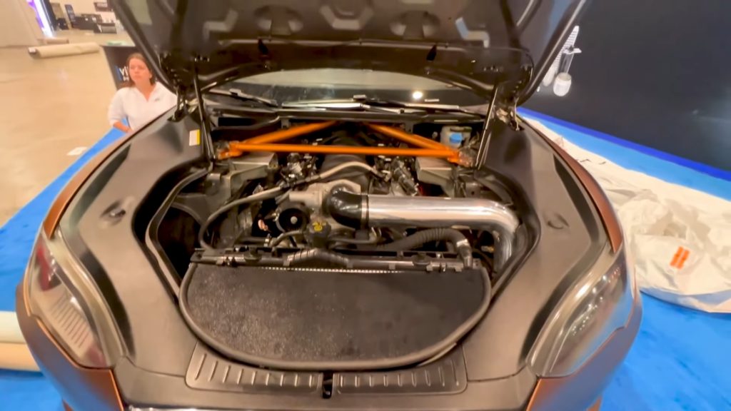 Tesla Model S оснастили бензиновым двигателем