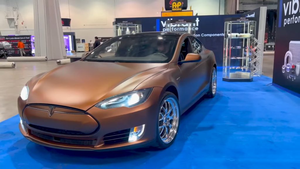 Tesla Model S оснастили бензиновым двигателем