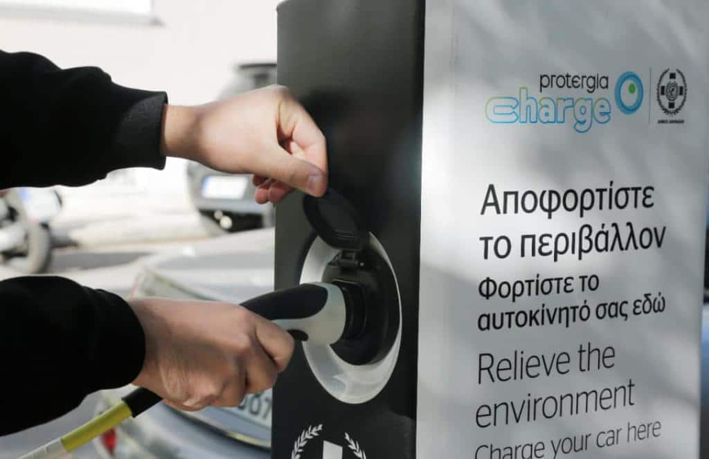 В Афинах можно бесплатно заряжать электромобили