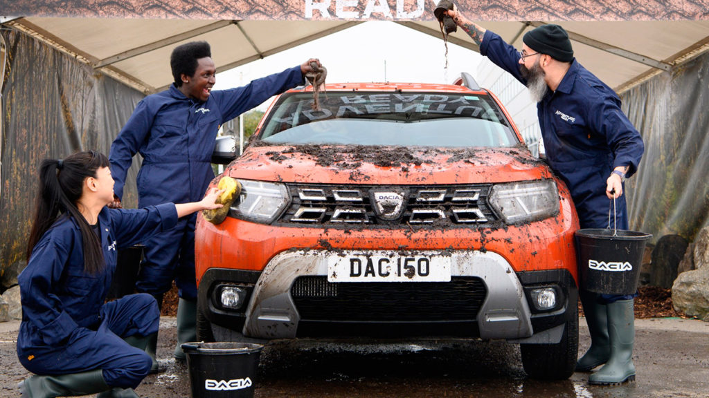 Британским владельцам Dacia Duster предложили грязевую мойку