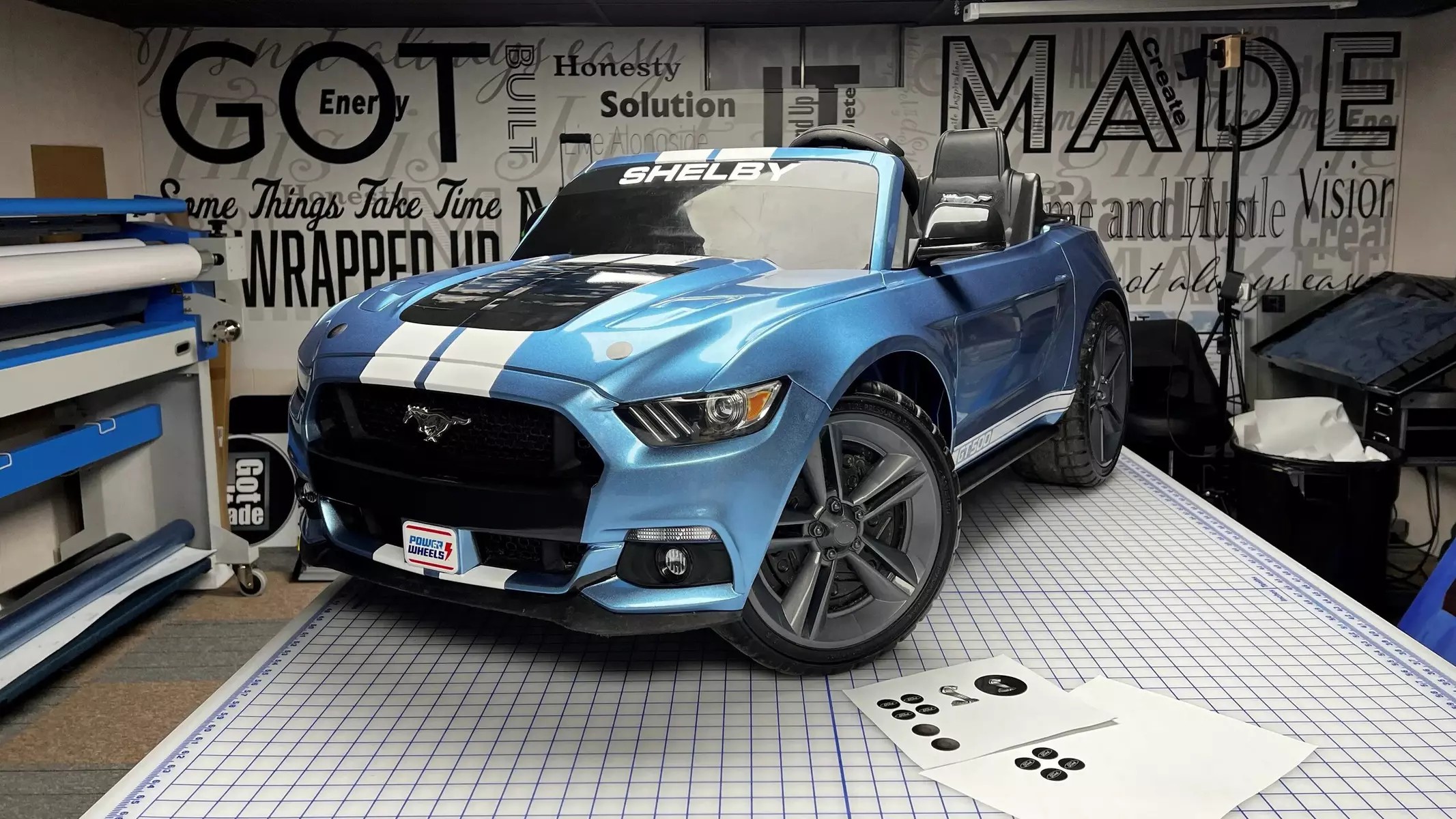 Американский владелец Ford Mustang Shelby GT500 Heritage Edition сделал  аналогичное оформление детского спорткара для своего сына - Автомобильное  издание Клаксон. Ford. Ford Mustang Shelby GT500 Heritage Edition. Новости.  Новости сегодня. Последние ...