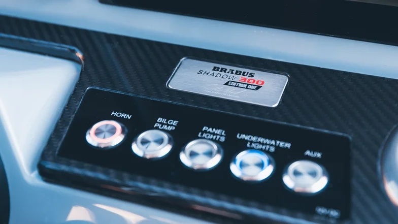 Brabus представил катер Shadow 300 Edition One с гоночным двигателем V8