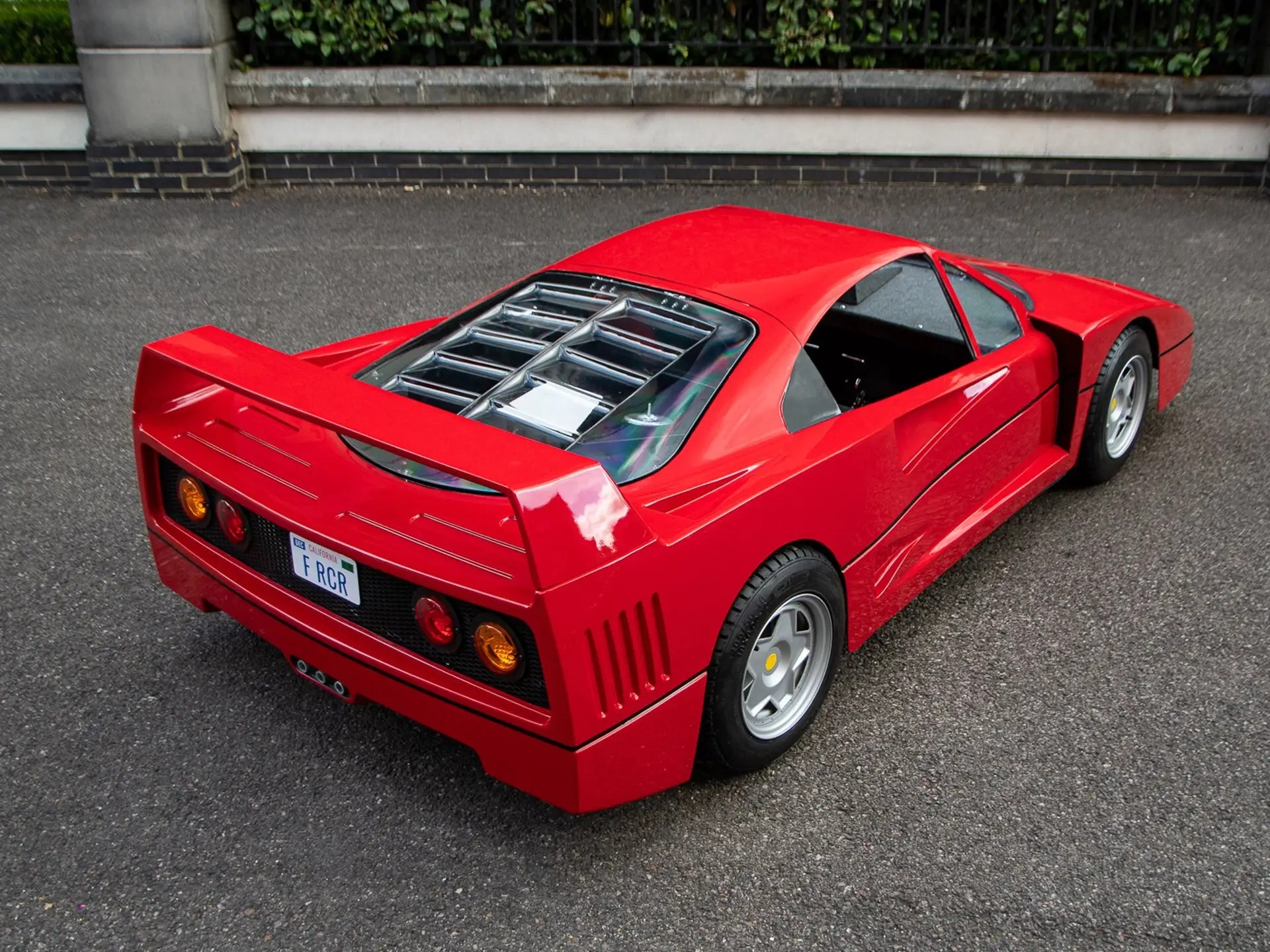 Ferrari f40 в гараже