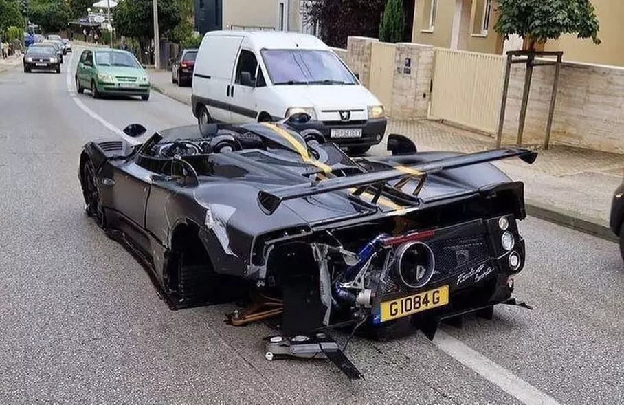 Один из трех Pagani Zonda HP Barchetta попал в аварию