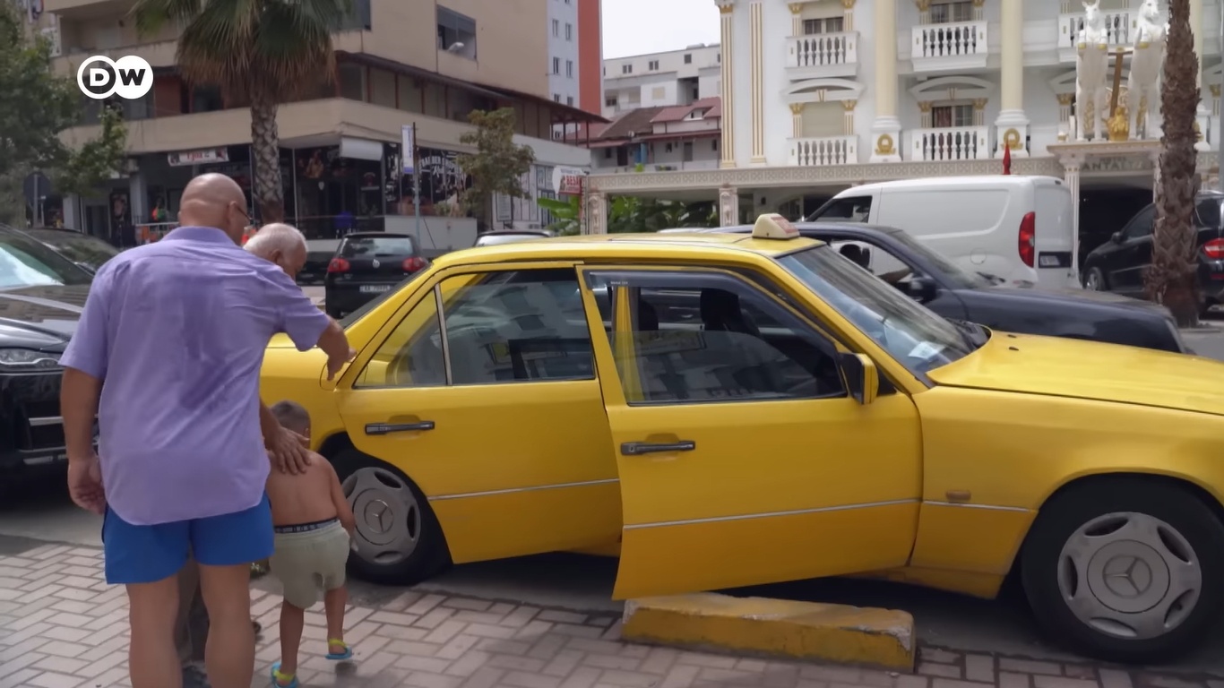 Таксист проехал 8000 км. Автомобиль. Такси на миллион. Пассажир такси. Албанский таксист.