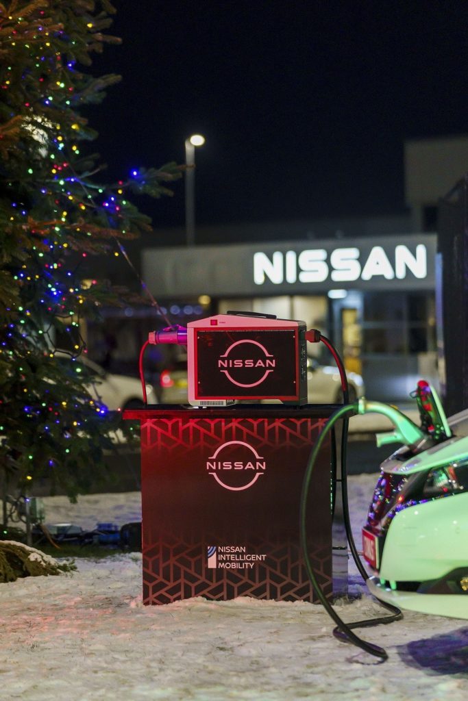 Nissan Leaf стал источником питания елки с гирляндой в 250 тысяч лампочек