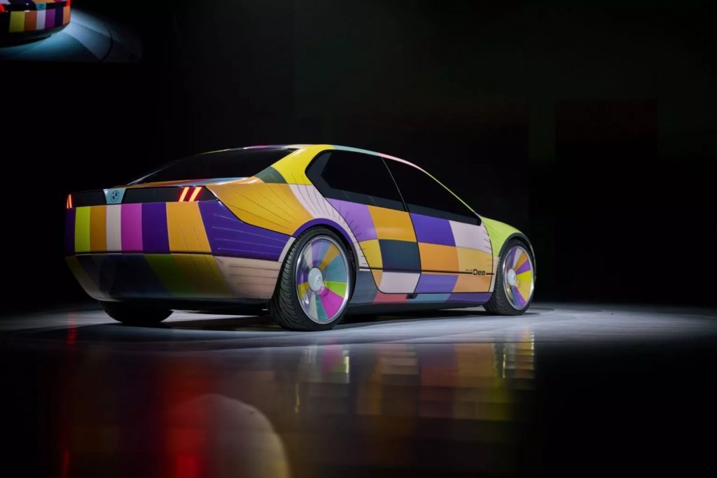 Представлен BMW i Vision Dee, способный менять цвет кузова