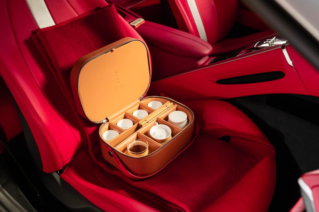 Ferrari Roma получил чайный сервиз и коробку для сигар