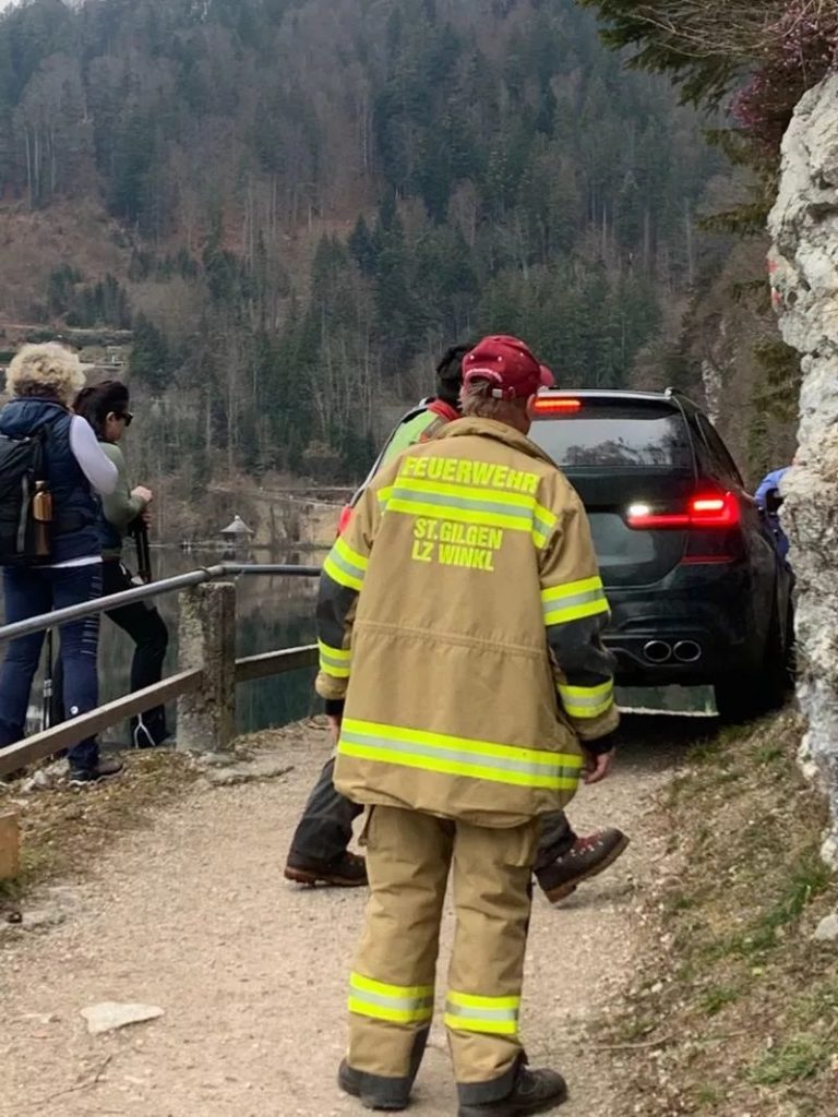 В Австрии 77-летний водитель Alpina B3 Touring застрял на пешеходной тропе, следуя GPS-навигатору